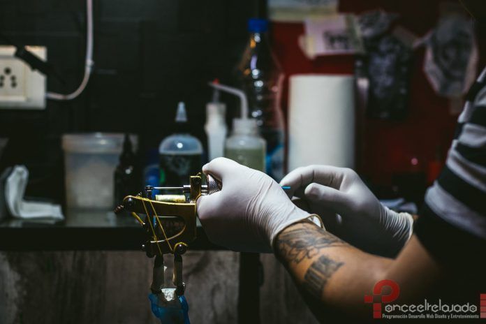 Manipulación de los materiales a la hora de tatuar